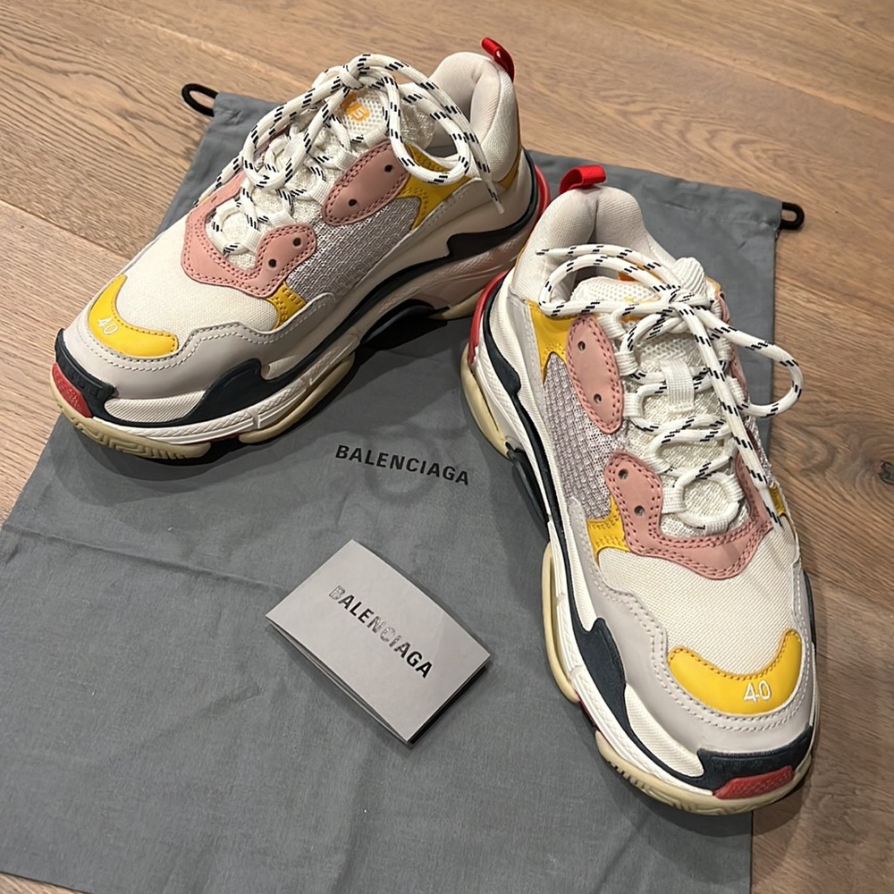 🔹BALENCIAGA TRIPLE S TRAINERS